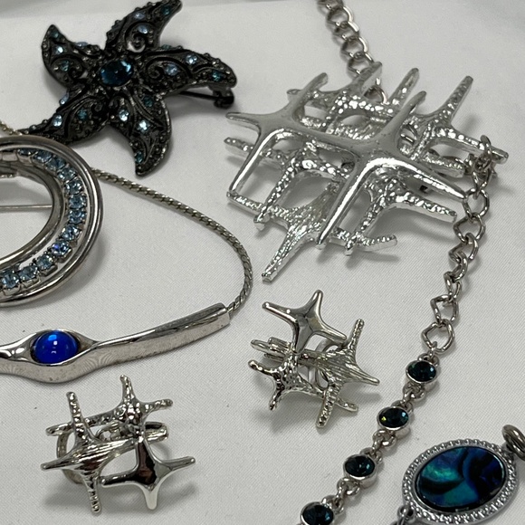 Vintage mixed lot of Silver tone, and Rhinestone Jewelry. 15 pcs. - Picture 6 of 8